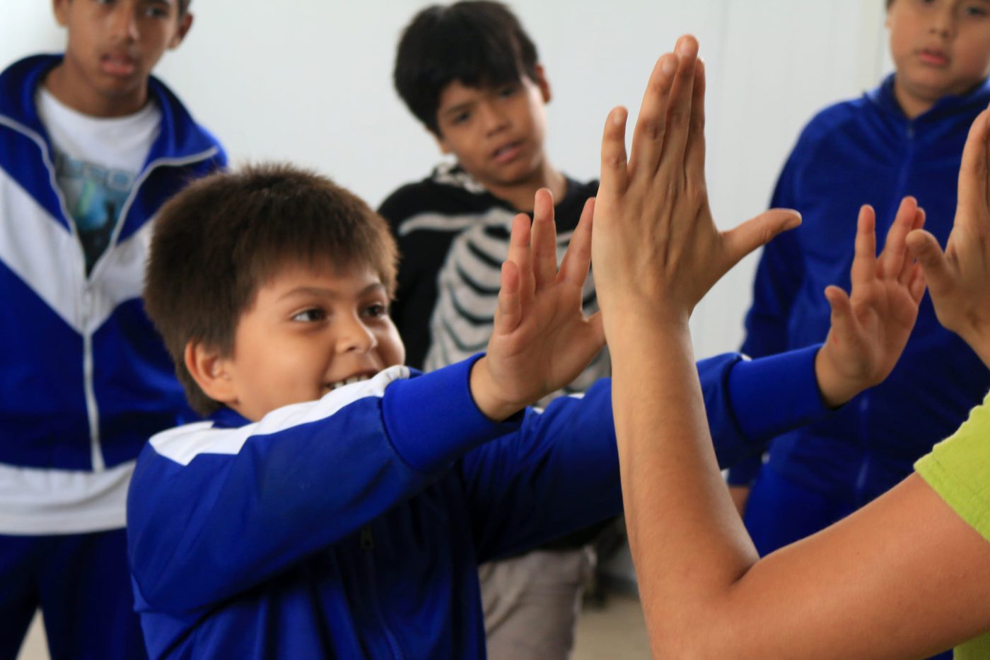 Niñas y niños en una actividad de aprendizaje experiencial en la escuela