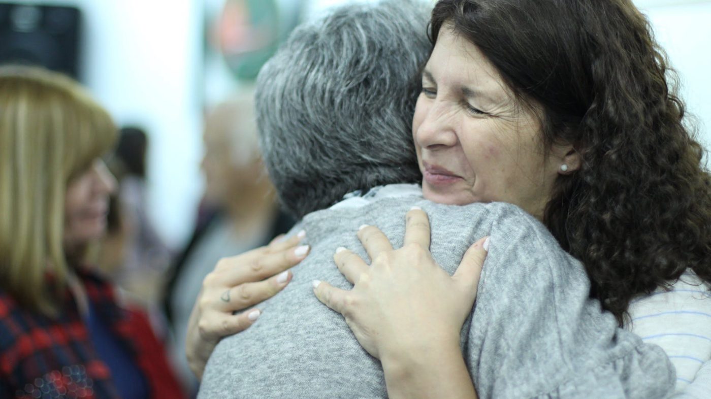 Dos personas en un abrazo, gesto de encuentro y cuidado en la comunidad COPEHU