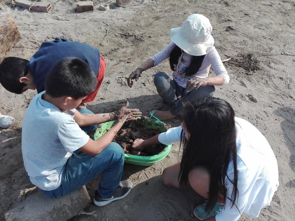 Niños y niñas en un proyecto comunitario al aire libre
