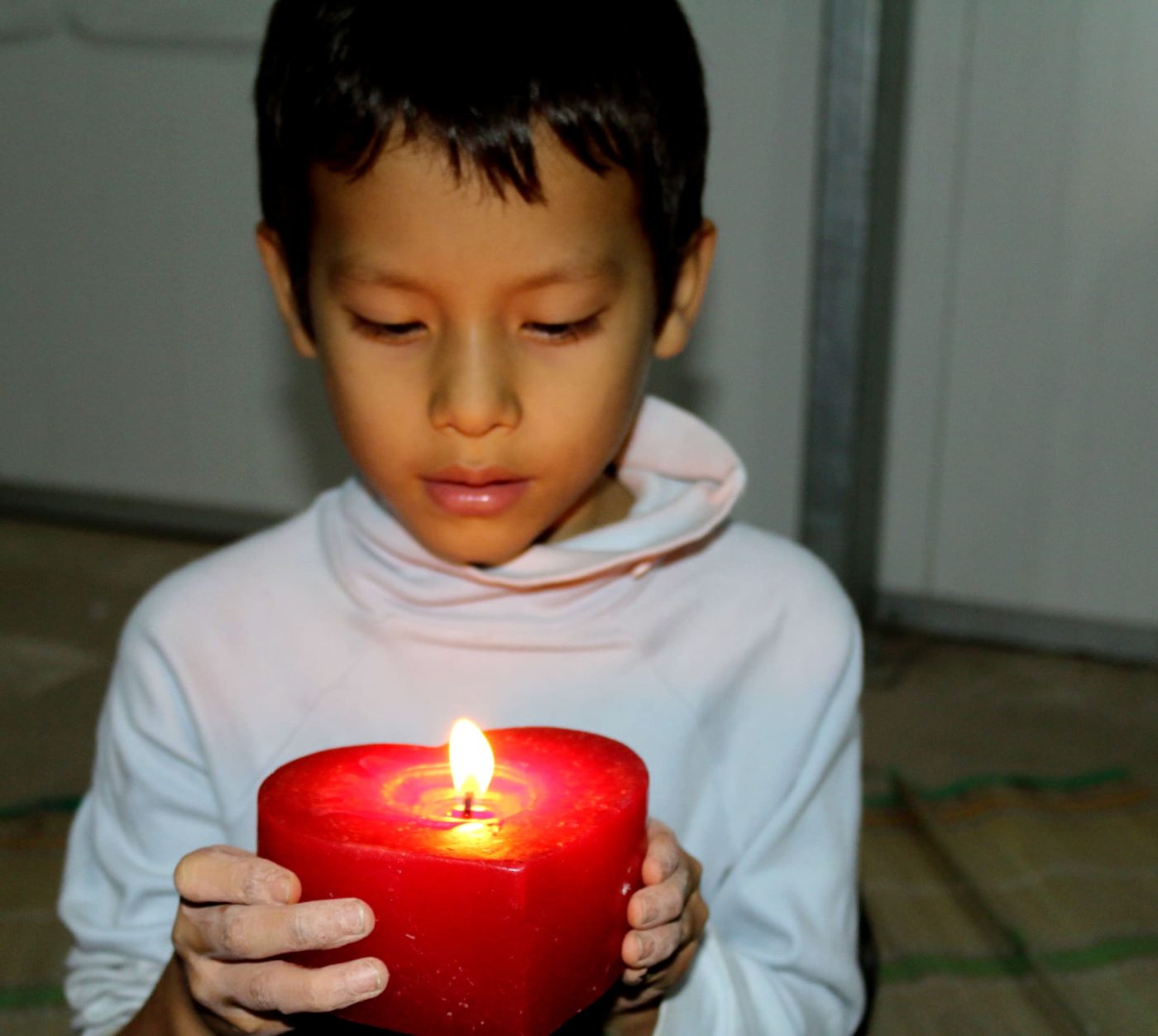 Vela encendida en un espacio de reflexión y recogimiento
